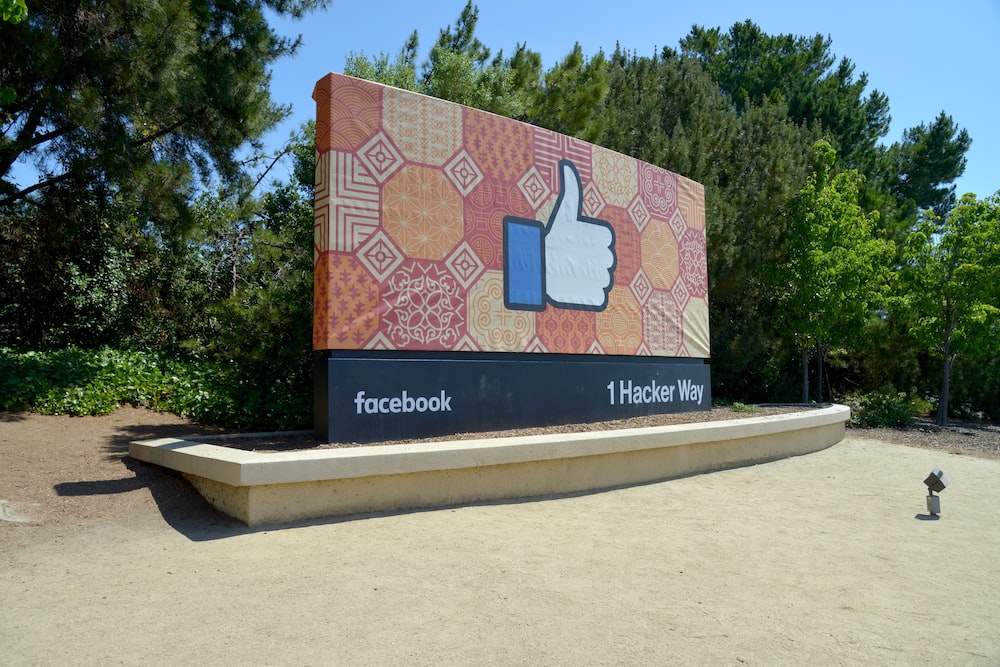  Stay Connected with Friends on Thursday - Facebook